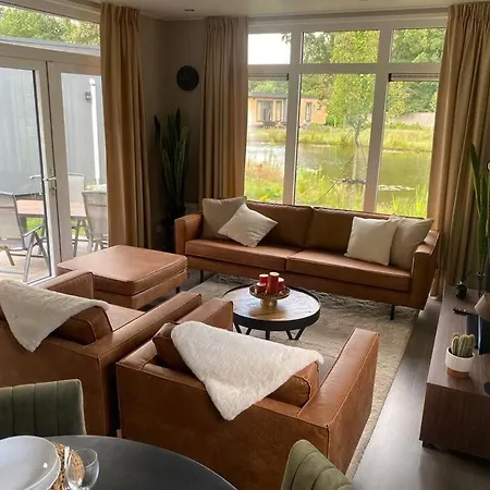 シャレー Kindvriendelijk Luxe In De Bossen Met Prive Sauna ハルデルウェイク