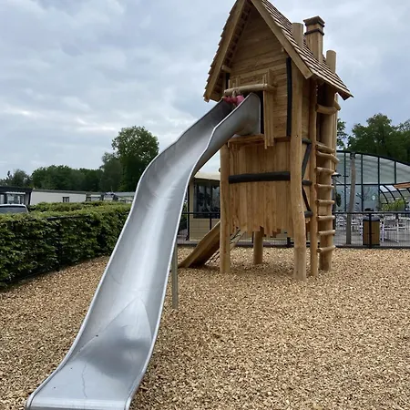 Kindvriendelijk Luxe In De Bossen Met Prive Sauna בקתה